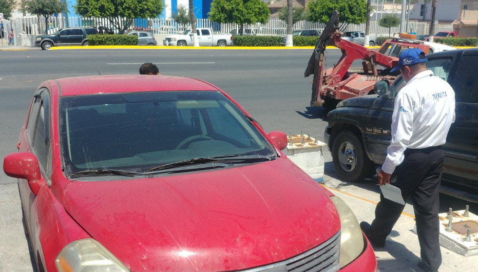 Remueve Tránsito a vehículos mal estacionados