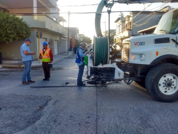 Comapa trabaja con equipo vactor
