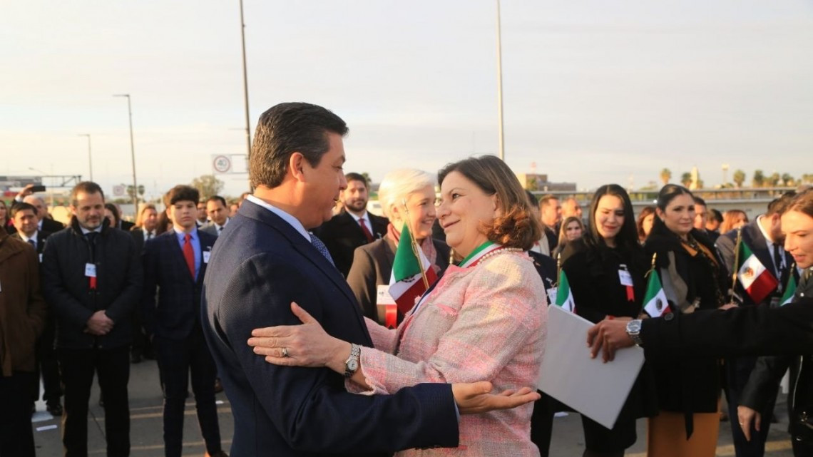 Abrazo de hermanad en el puente internacional Juárez-Lincoln