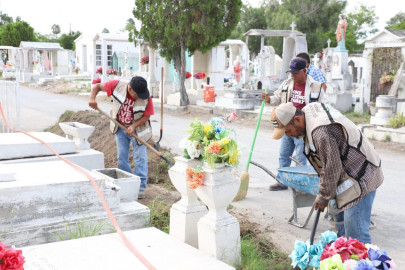 Limpian cementerios previo al Día de Muertos