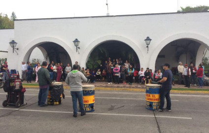 Policías resguardan Casa Jalisco por prevención de violencia ante manifestantes en Polanco 