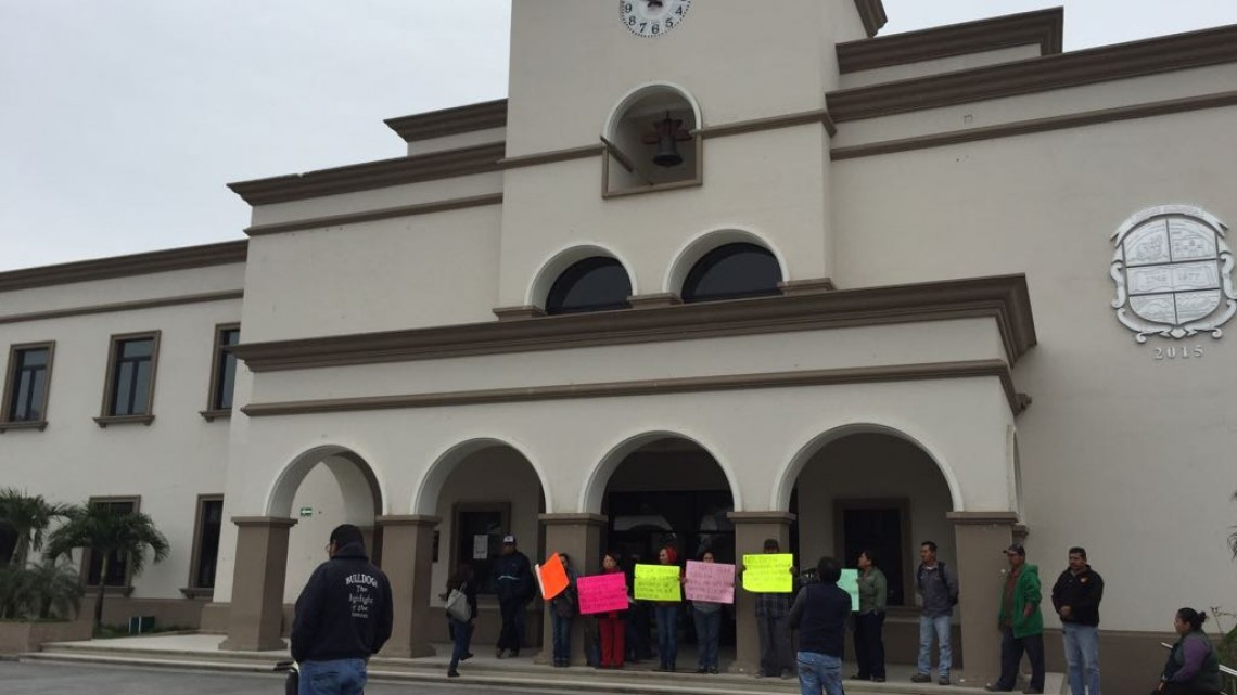 Exigen electrificación, protestan frente a la presidencia de Altamira.