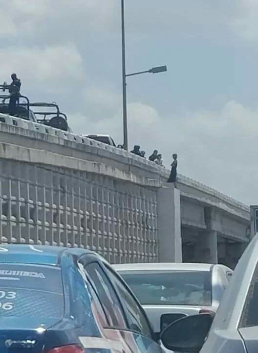 Impiden suicidio en puente Broncos 