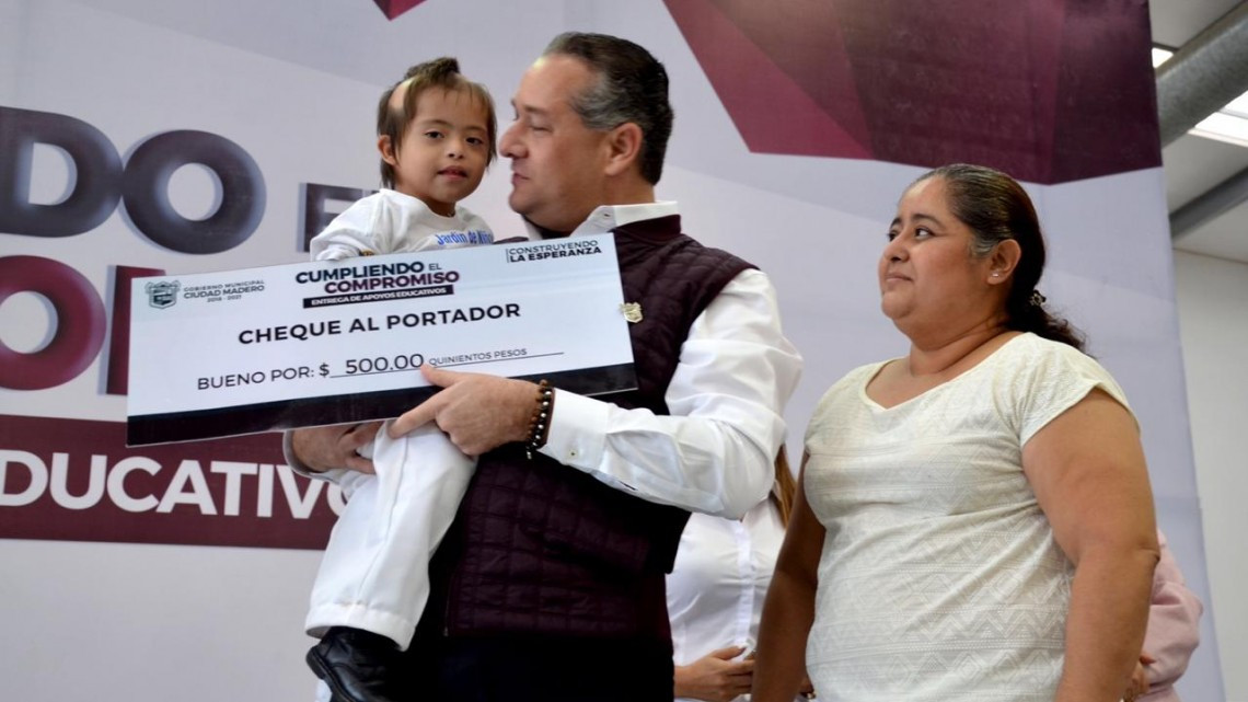 Beca Adrián Oseguera a niños de escasos recursos en Madero