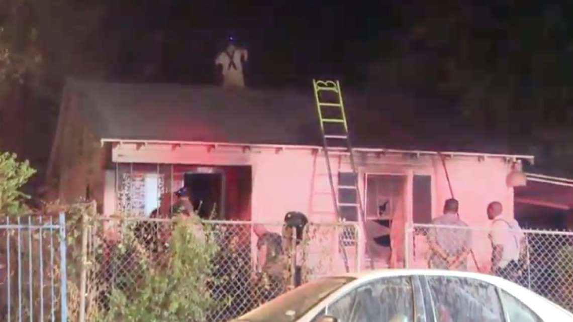 Mujer de la tercera edad es rescatada de su casa en llamas en Fort Worth