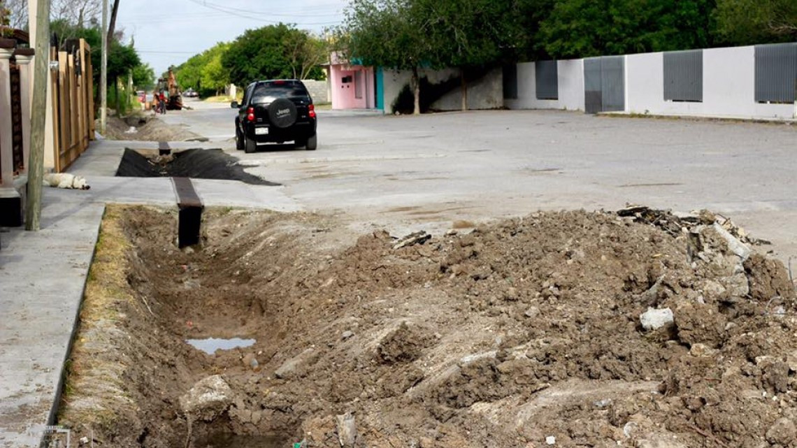 Construyen canaleta en frente del Cetis