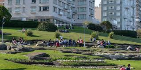 Descubren a dos jóvenes teniendo relaciones sexuales en parque de Argentina