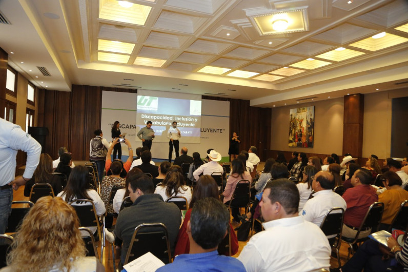 Capacitan a servidores públicos sobre discapacidad y lenguaje incluyente