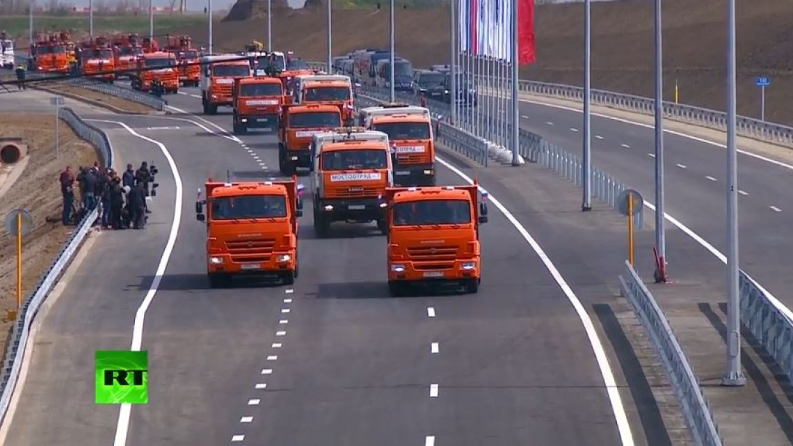 Inaugura Putin puente que une Crimea con Rusia 