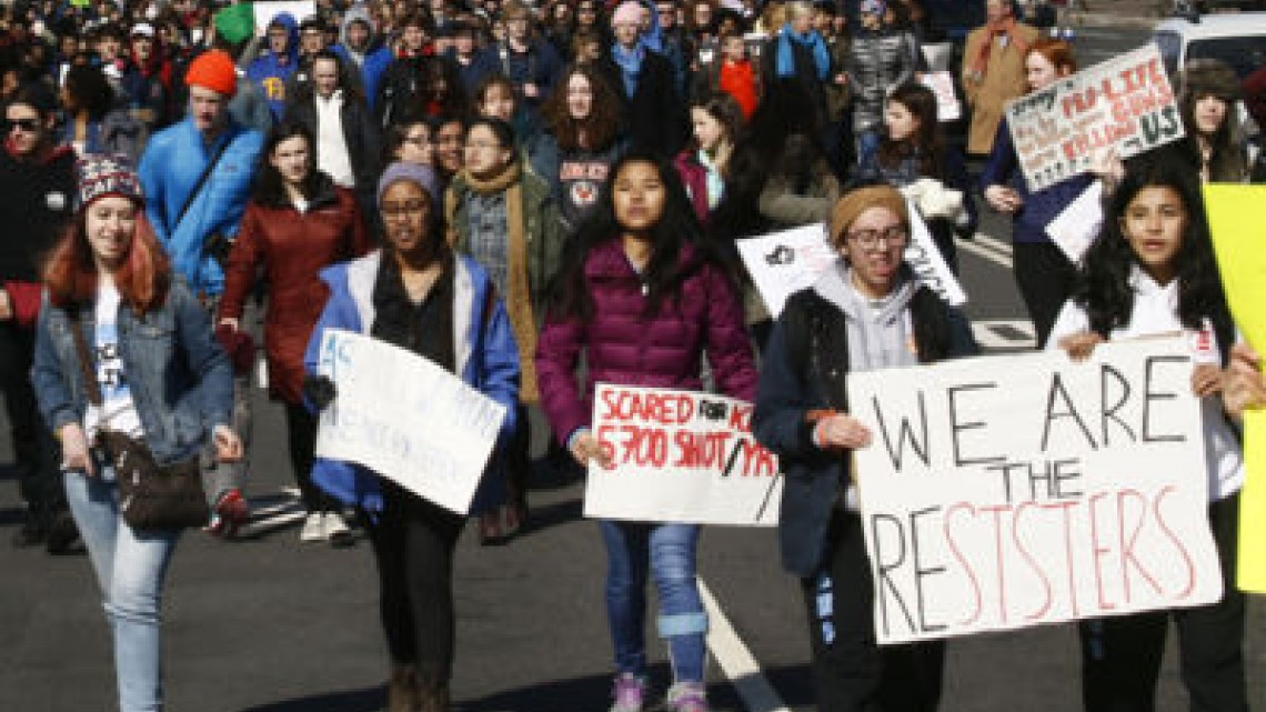 Estudiantes protestan contra violencia con armas en escuelas