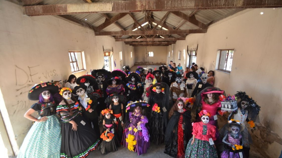 Celebran más de 2 mil personas el "Día de Muertos"