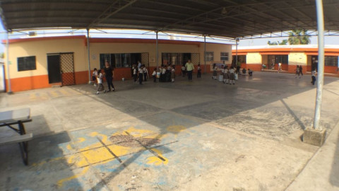 Se reanudan actividades con limpieza dentro de escuelas.