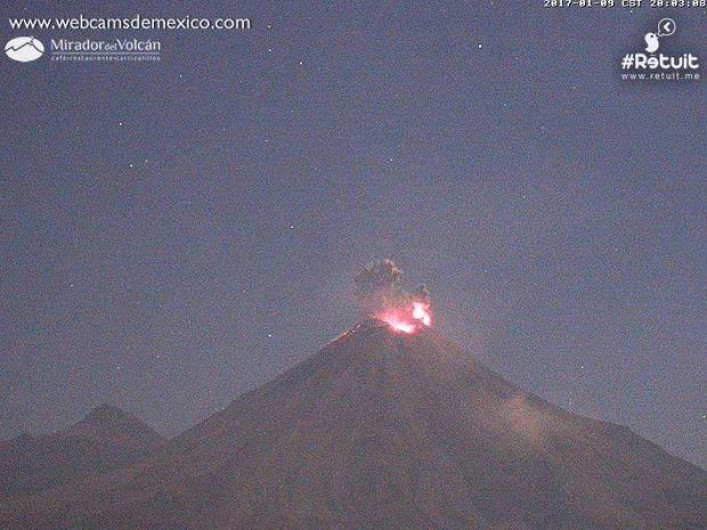 Espectacular exhalación del Volcán de Colima