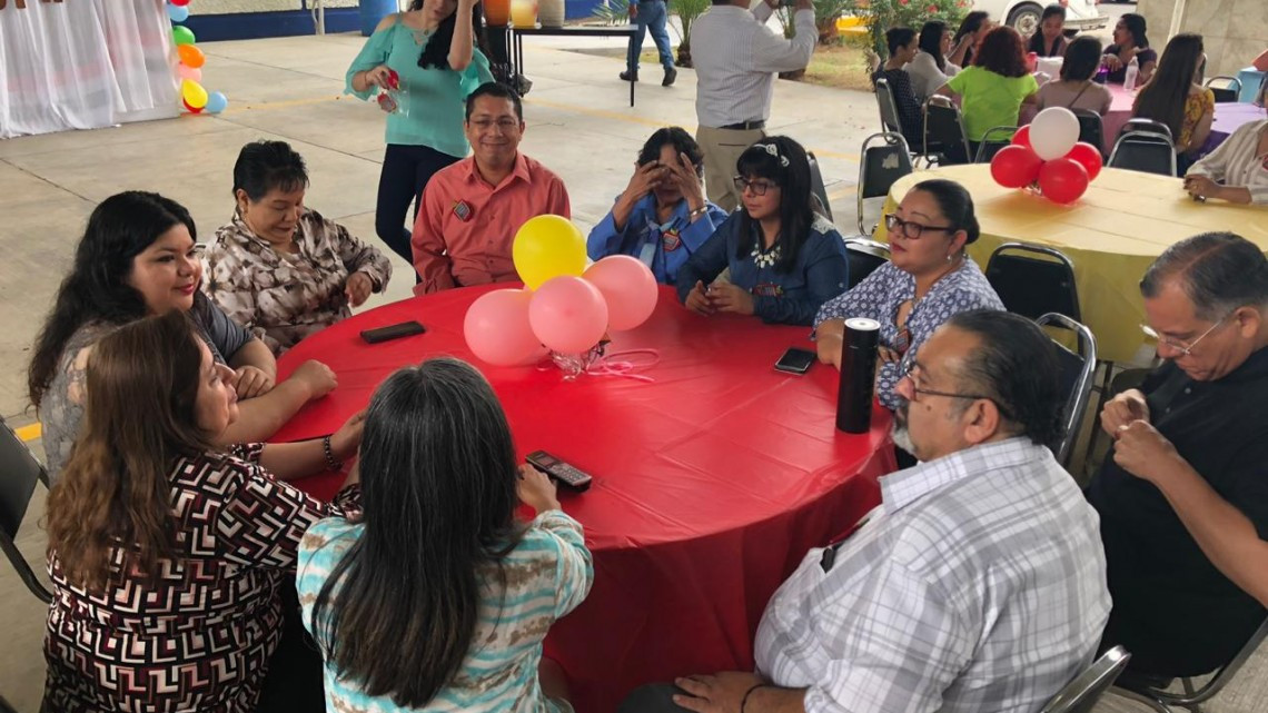 Alumnos de la UPN festejan a maestros