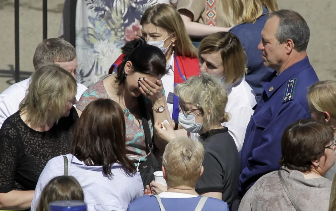 Suben a 17 las víctimas de tiroteo escolar en Rusia