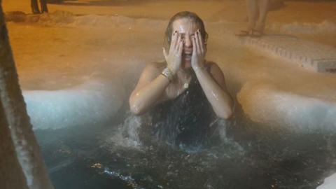 Opositora se sumerge en aguas más frías que Putin