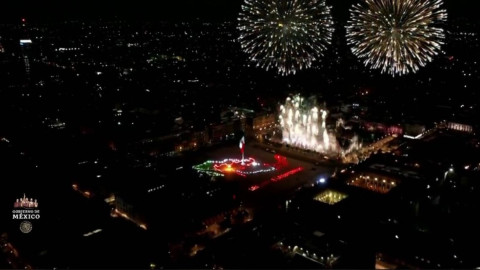 Celebran grito de independencia ante un Zócalo vacío