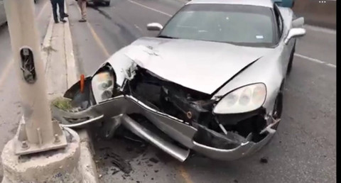 Choca auto deportivo en puente elevado