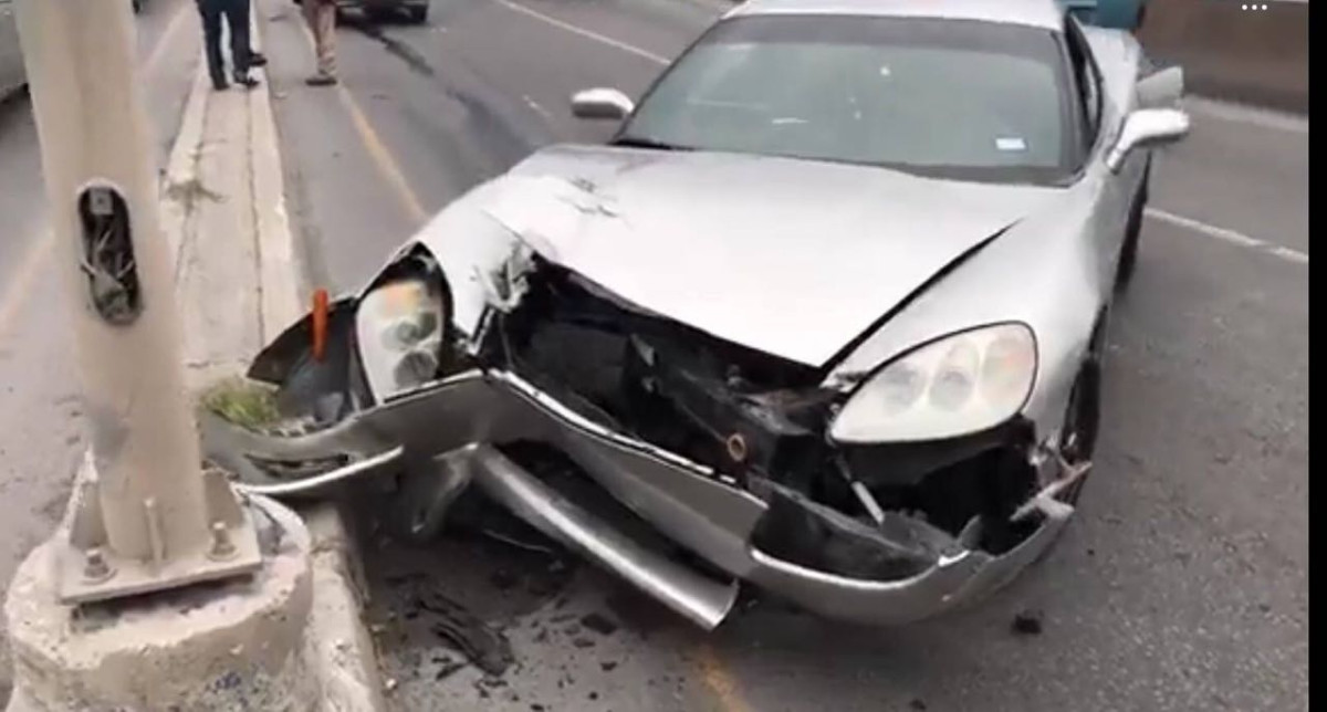Choca auto deportivo en puente elevado