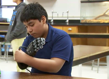 Estudiante de Donna crea prótesis de mano para compañero de clase