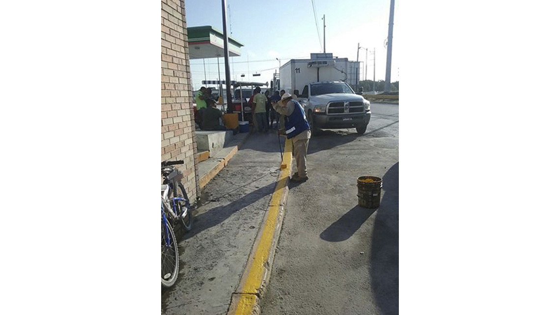 Pintan cordones en boulevard Fundadores