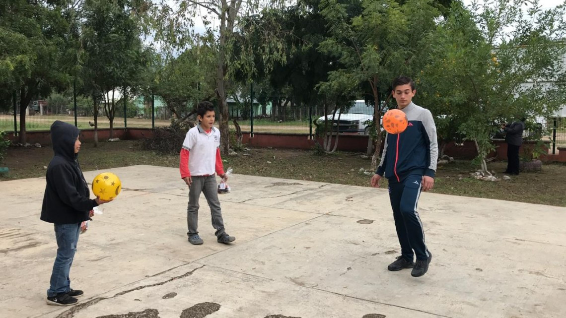 Dibujan sonrisas a pequeños