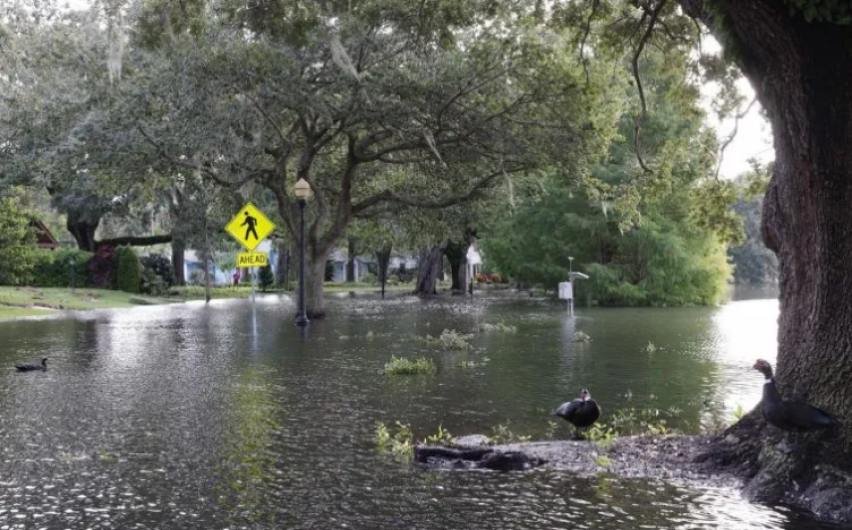 Continúa Huracán "Ián" azotando a EU con fuertes lluvias