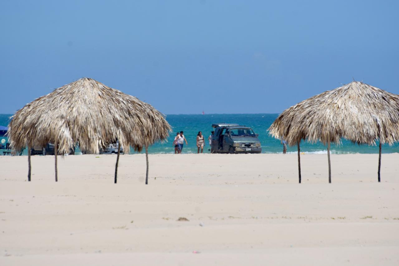 Cientos de vacacionistas acuden a la playa Tesoro