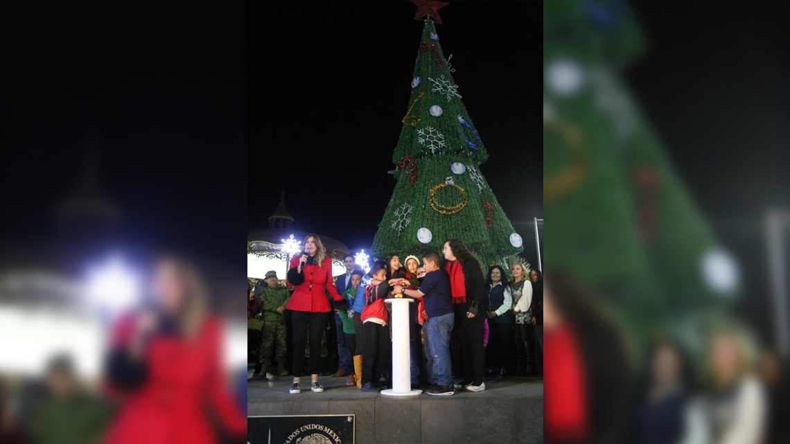 Niños encienden junto con alcaldesa Pino Navideño