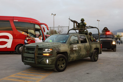 Arranca Nuevo León caravanas de vacunación rumbo a Laredo, Texas 
