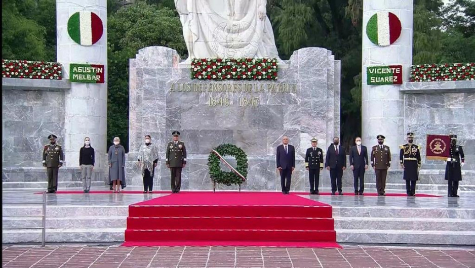 AMLO rinde guardia de honor a Niños Héroes