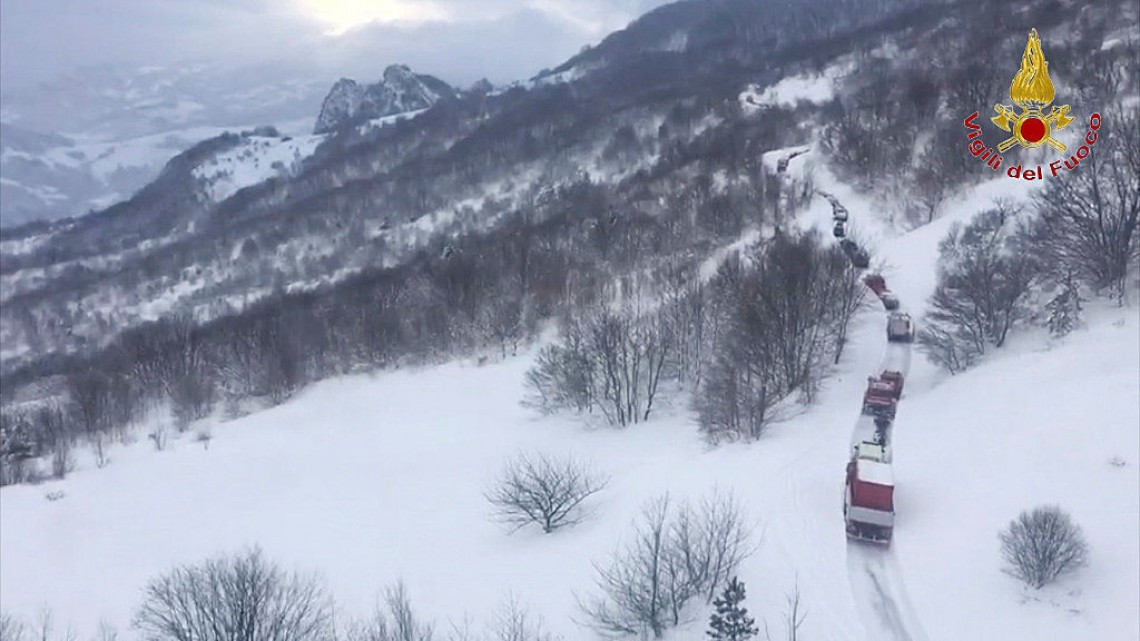 Avalancha de nieve sepulta hotel en Italia; reportan varios muertos