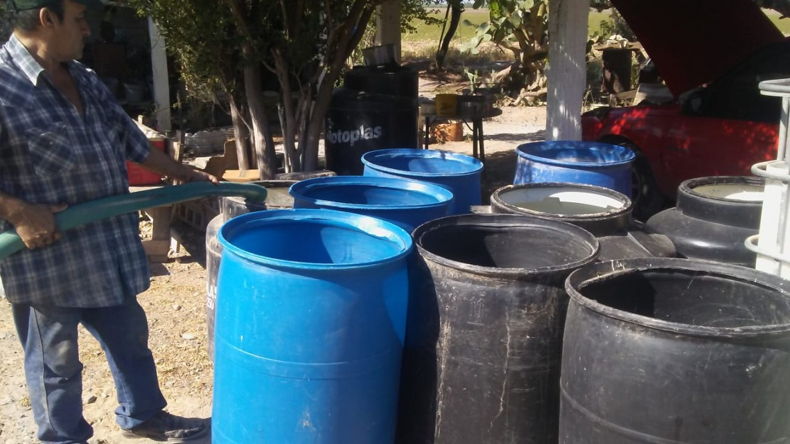 Familias reciben pipas con agua potable