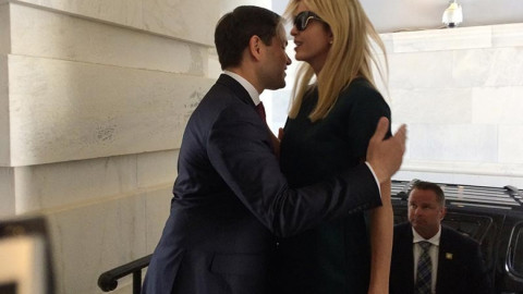 Ivanka Trump rechaza abrazo de senador