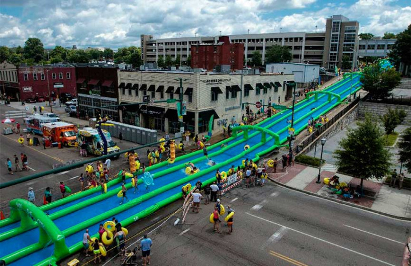 Austin se prepara para instalar el tobogán gigante