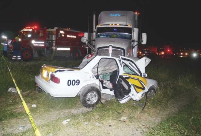 Trailer se impacta contra un taxi y le quita la vida al taxista 