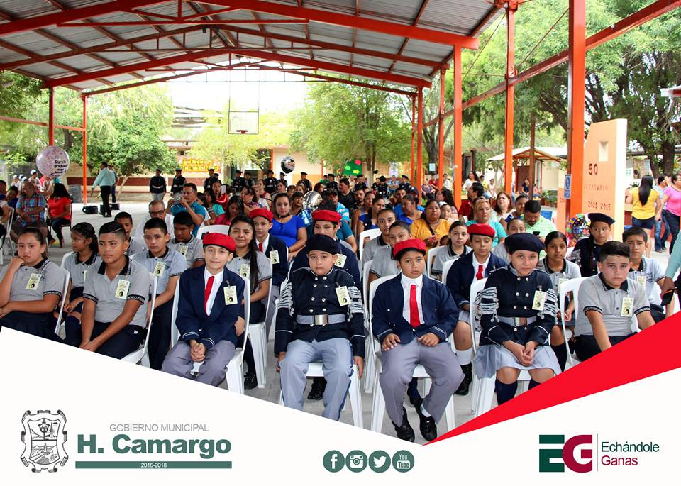 Acude alcaldesa a graduación de escuela primaria