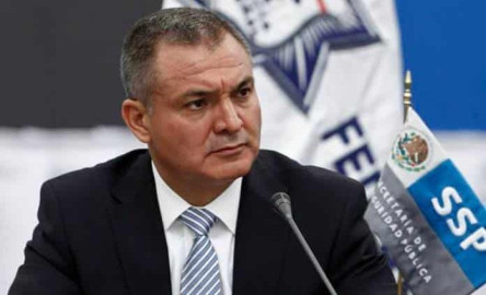 Juez admite amparo de García Luna contra orden de aprehensión