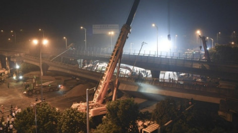 Tres muertos y dos heridos tras derrumbe de puente en China