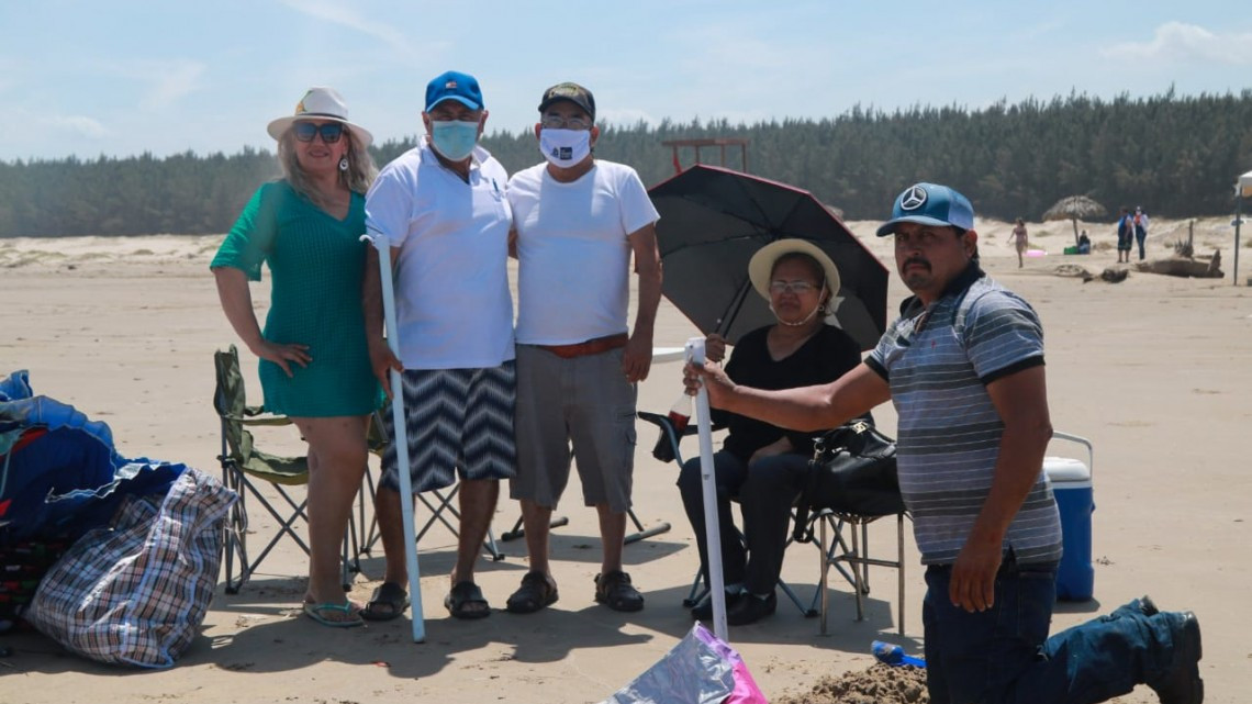 Cientos de turistas se dan cita en playa Tesoro