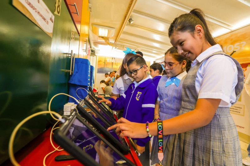Participó Alcalde Carlos Peña Ortiz en la Feria Infantil de la Ciencia, Tecnología y Arte 2025 del IPN 