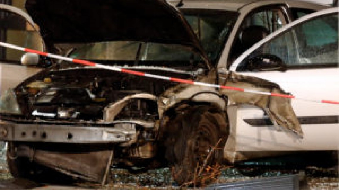 1 muerto y 8 heridos después de que automóvil se estrellara