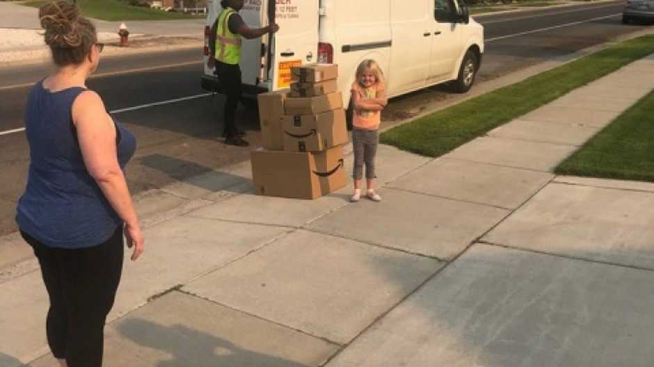 Niña compra más de 400 dólares en juguetes