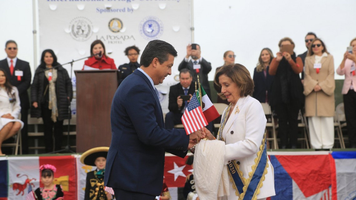 Abrazo de hermanad en el puente internacional Juárez-Lincoln