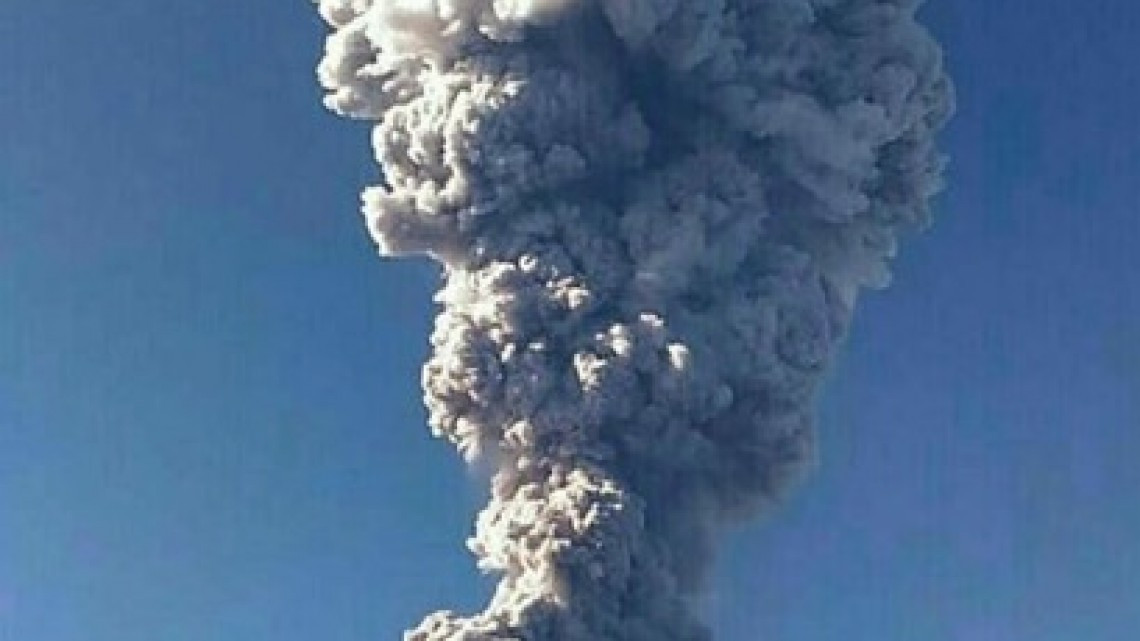 Volcán Merapi en la isla de Java entra en erupción