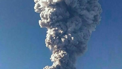 Volcán Merapi en la isla de Java entra en erupción