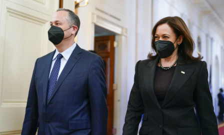 Doug Emhoff, esposo de Kamala Harris, da positivo a Covid-19