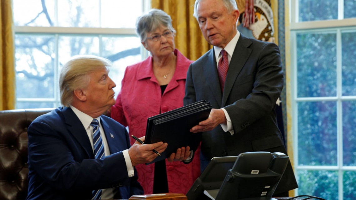 Jeff Sessions jura como nuevo secretario de Justicia de EU