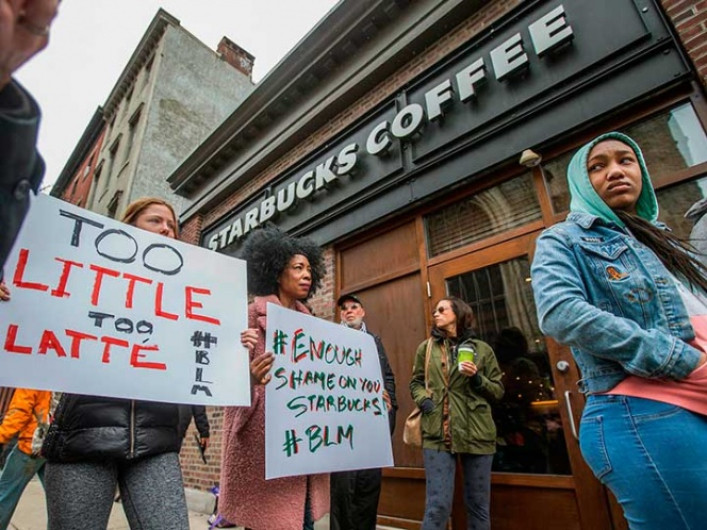 Starbucks cerrará 8 mil tiendas  para educar a empleados sobre sesgo racial