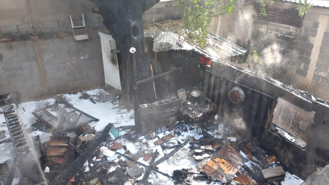 Salvan comunicadores a joven atrapado en incendio 